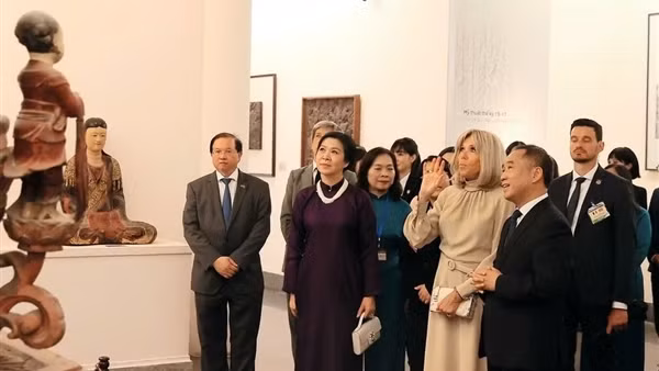 Phu nhân Tổng Bí thư và phu nhân Tổng thống Pháp thăm Bảo tàng Mỹ thuật Việt Nam