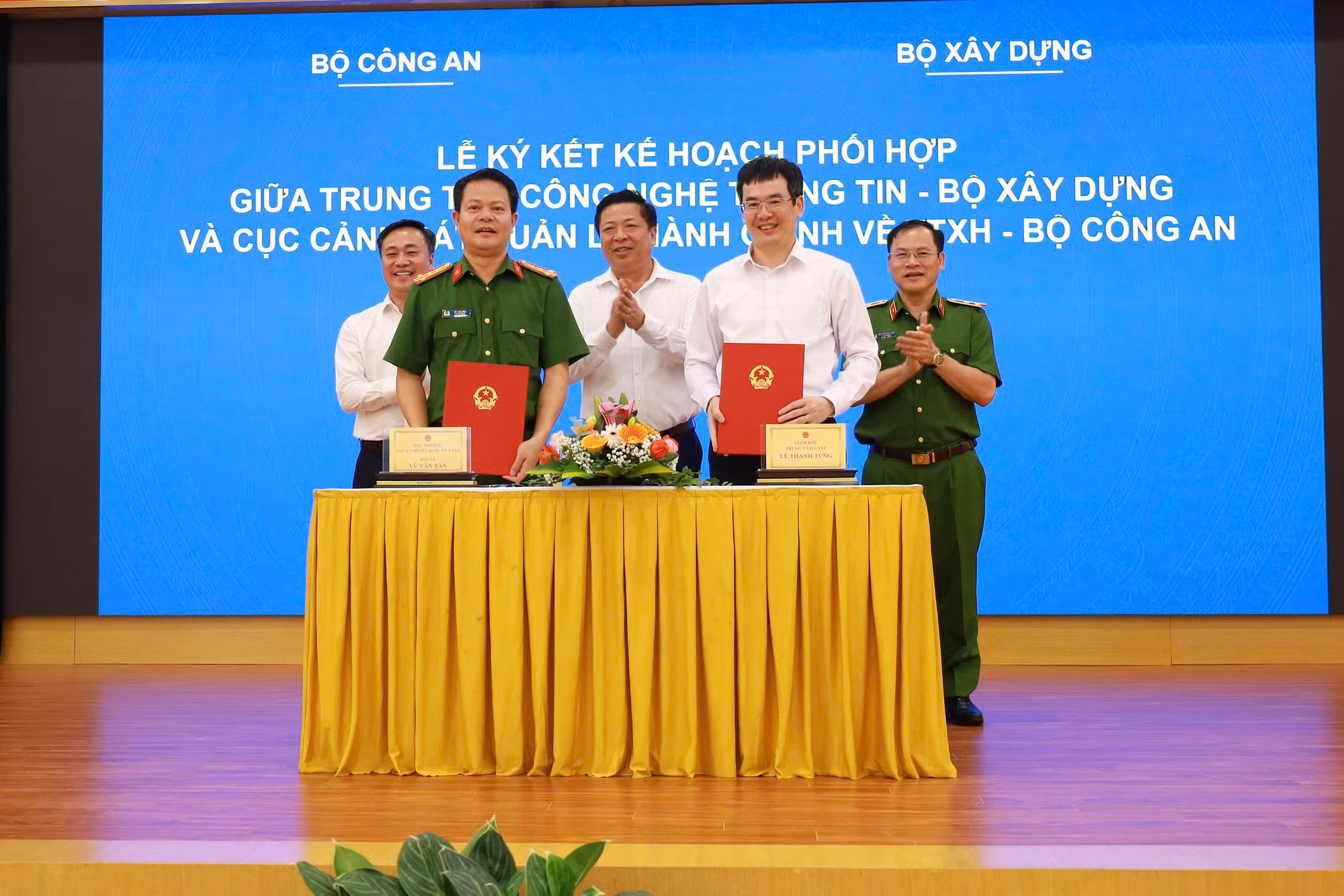 Bộ Công an và Bộ Xây dựng phối hợp đẩy mạnh chuyển đổi số -0
