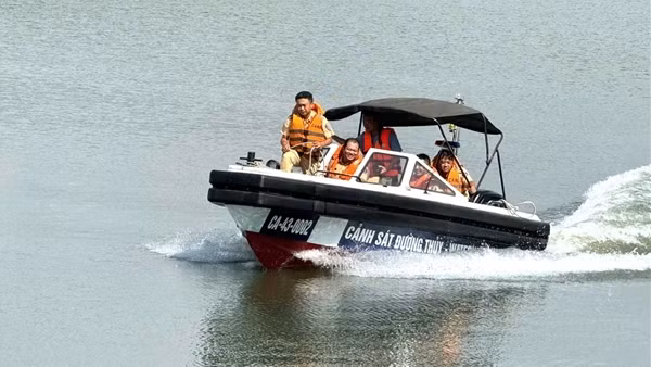 CSGT Đà Nẵng nâng cao kỹ năng điều khiển phương tiện thủy và cứu nạn, cứu hộ trên sông