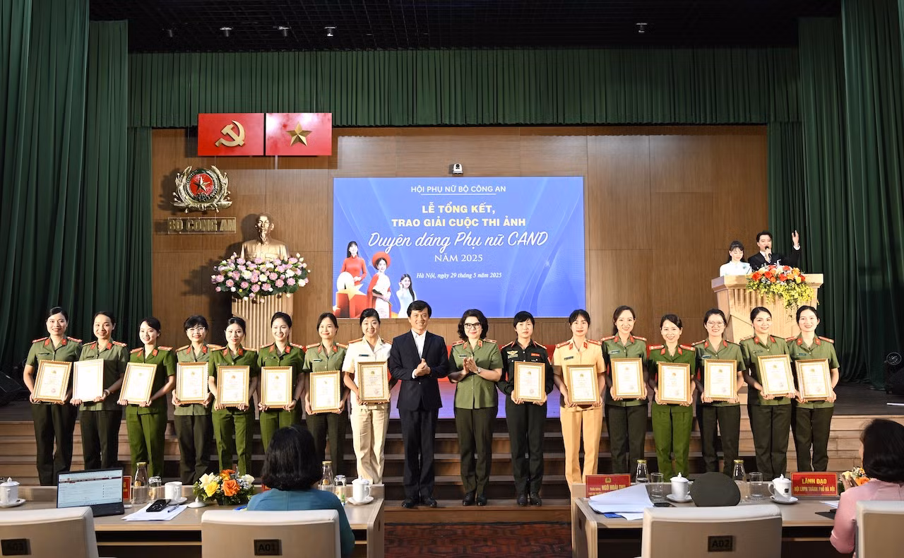 Tuyên dương 100 tập thể và cá nhân phụ nữ Công an xuất sắc giai đoạn 2020 - 2025 -0