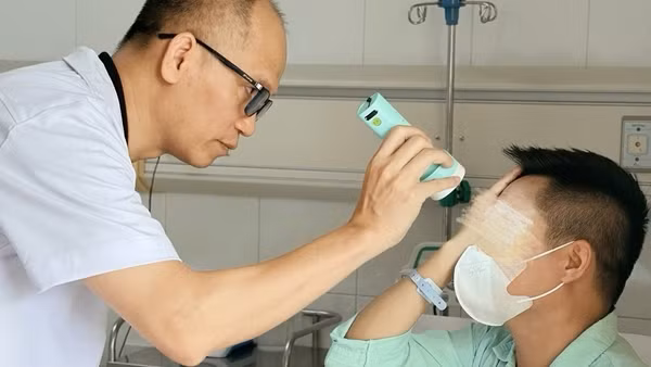 Tiêm filler xóa nhăn trán tại spa, người đàn ông suýt mù mắt