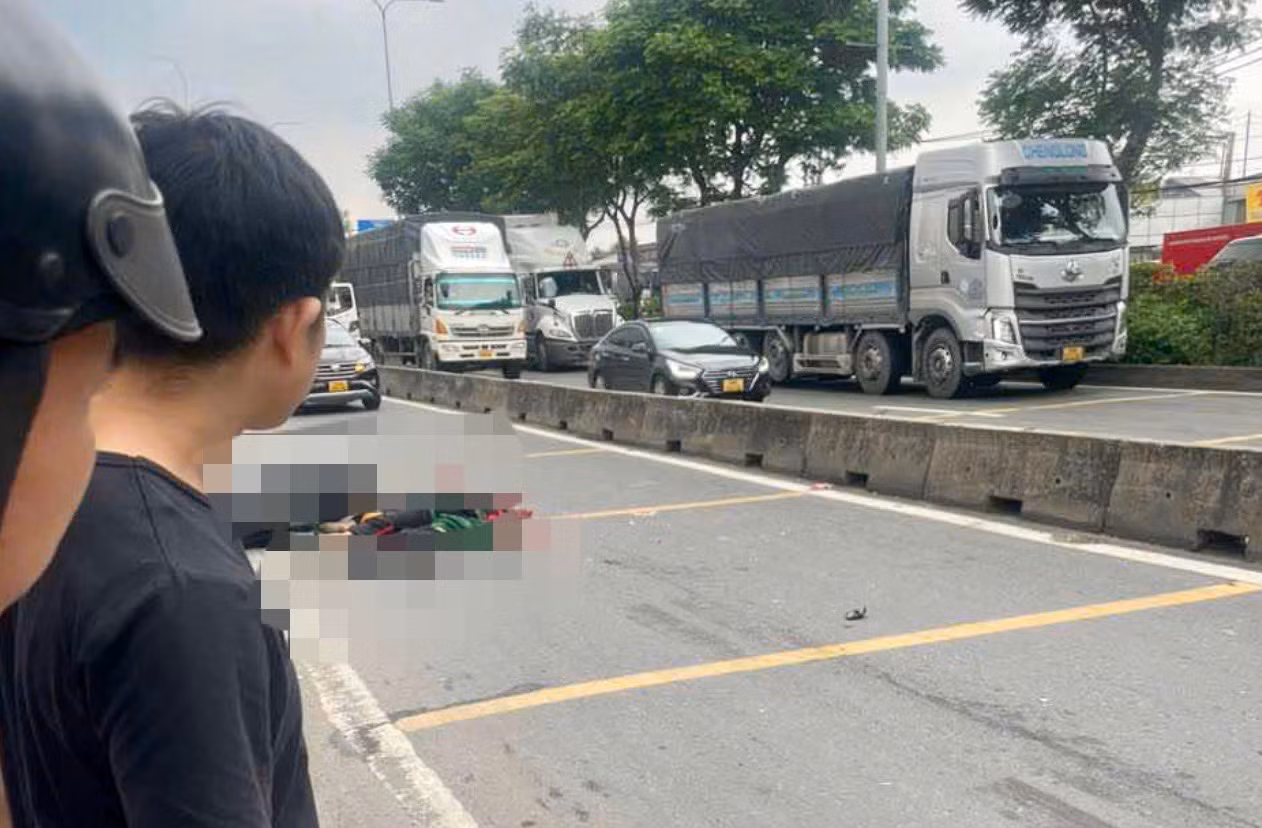 Tông liên hoàn trước chợ đầu mối nông sản, 2 người tử vong -0