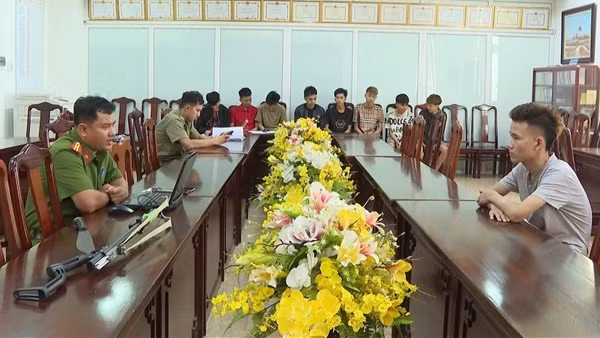 Làm rõ nhóm thanh, thiếu niên mang hung khí náo loạn đường phố