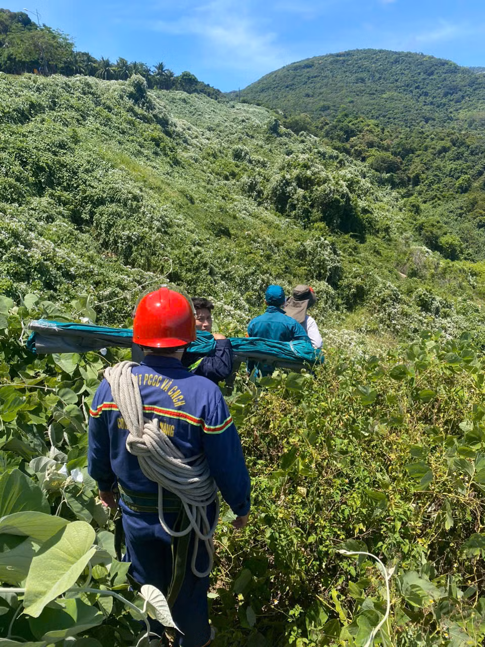 Lực lượng PCCC&CNCH đưa thi thể ra khỏi vực sâu 40 m tại Bán đảo Sơn Trà -0