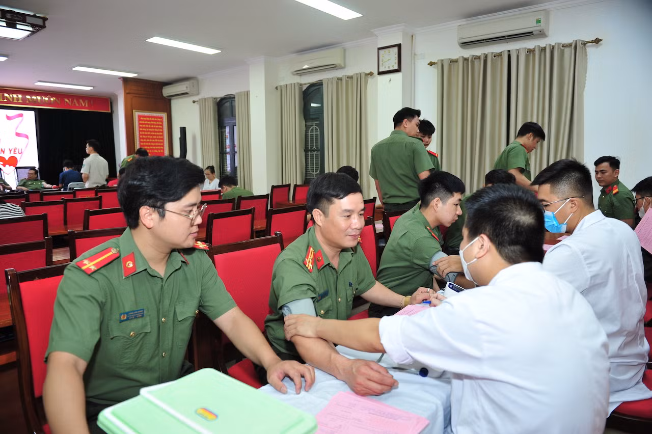 Giọt máu nghĩa tình vì đồng đội thân yêu -0