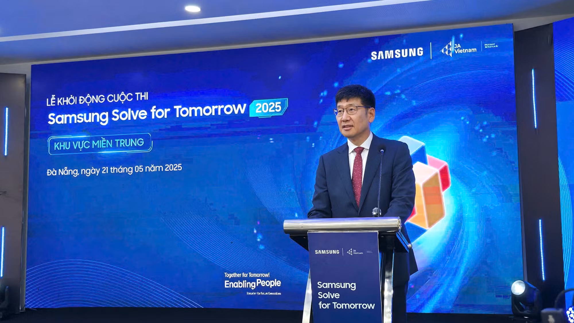 Khởi Động Cuộc Thi Solve for Tomorrow 2025 tại Khu Vực miền Trung -0
