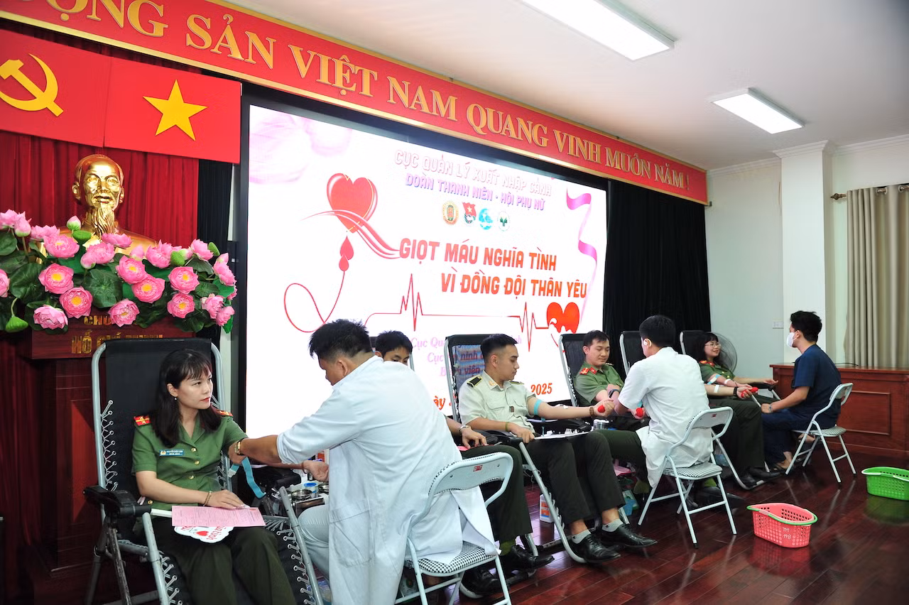 Giọt máu nghĩa tình vì đồng đội thân yêu -0