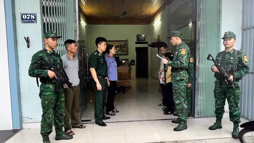 Bắt 4 phụ nữ vận chuyển ngoại tệ, tương đương hơn 1 tỷ đồng qua biên giới -0