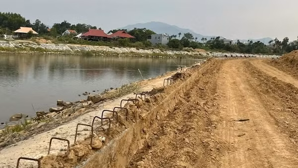 Dân thấp thỏm vì dự án bờ kè sông Yên hơn 125 tỷ đồng thi công ì ạch