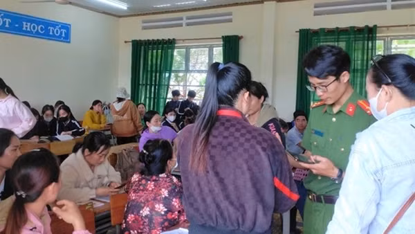 Công an các tỉnh tận tình hướng dẫn người dân đóng góp ý kiến sửa đổi Hiến pháp qua VNeID