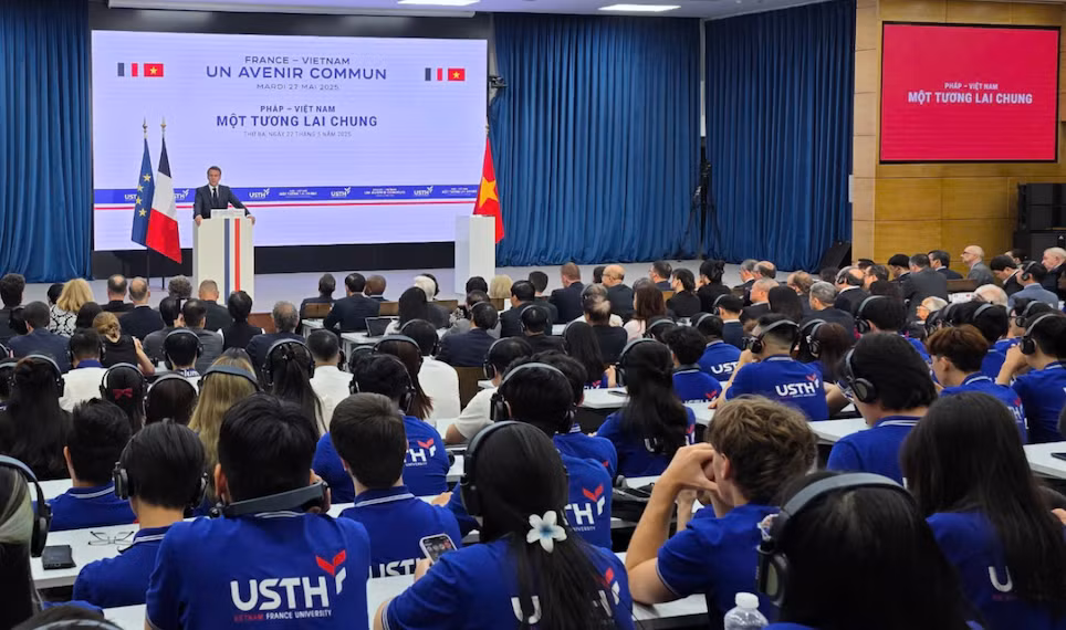 Tổng thống Pháp Emmanuel Macron và phu nhân giao lưu với sinh viên Hà Nội -0