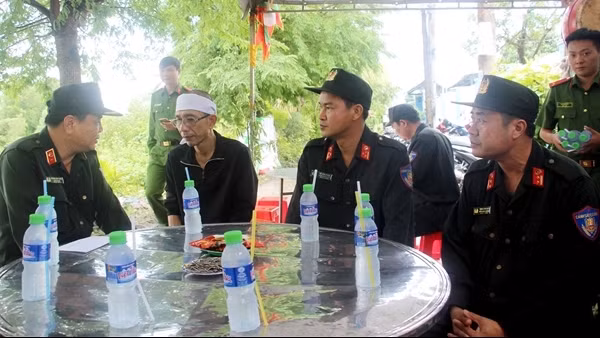 Lãnh đạo Bộ Tư lệnh CSCĐ viếng mẹ của chiến sĩ đang tham gia A80