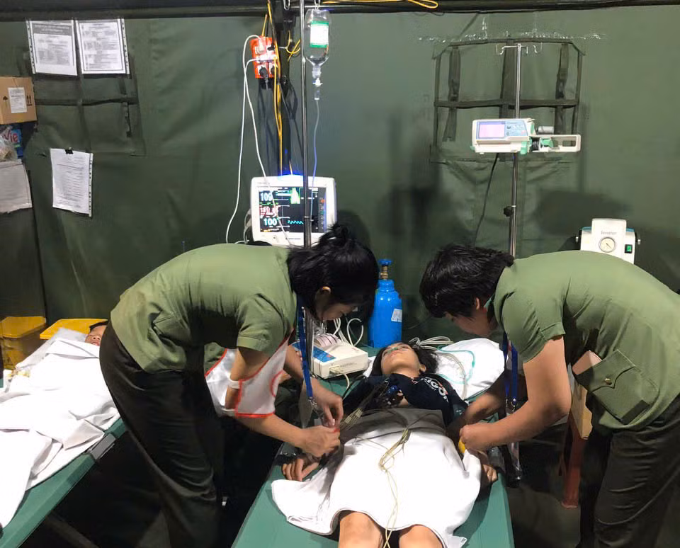 Nhiều người thức đêm chờ xem diễu binh phải cấp cứu -0