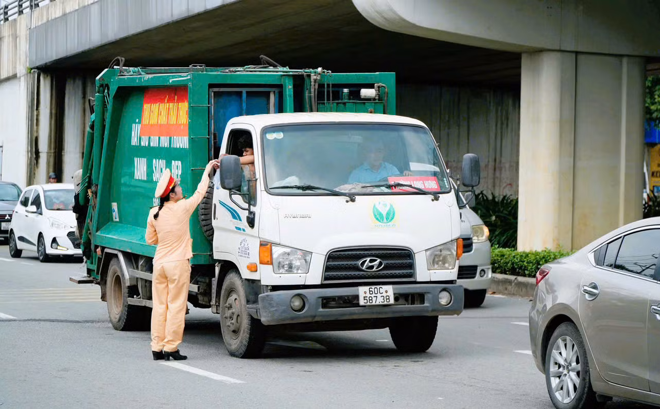Công an Đồng Nai tặng nước uống và khăn lạnh cho người dân về quê nghỉ lễ 2/9. -0