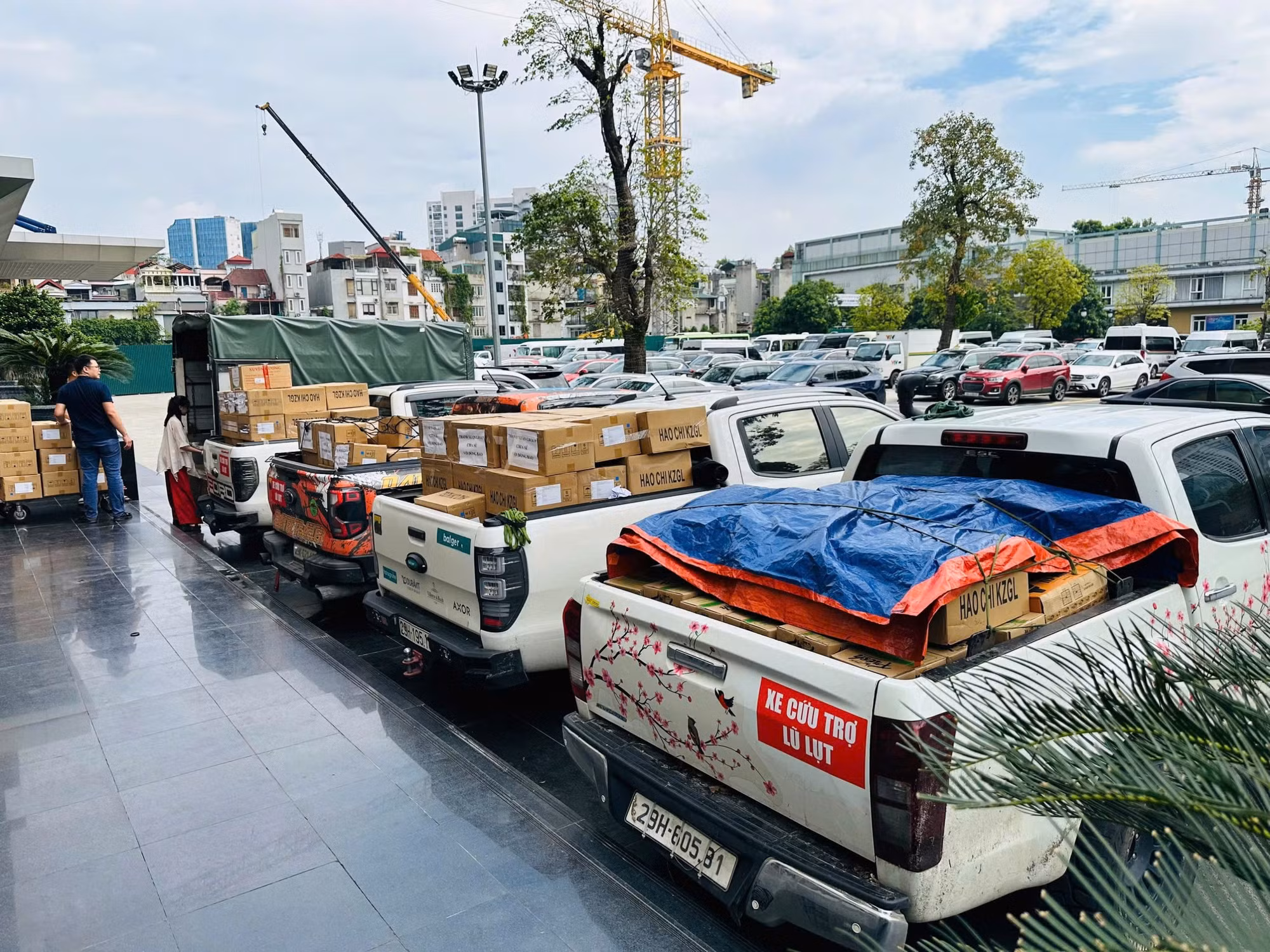Hơn 200 tấn hàng hỗ trợ được gửi tới với bà con vùng lũ - 2