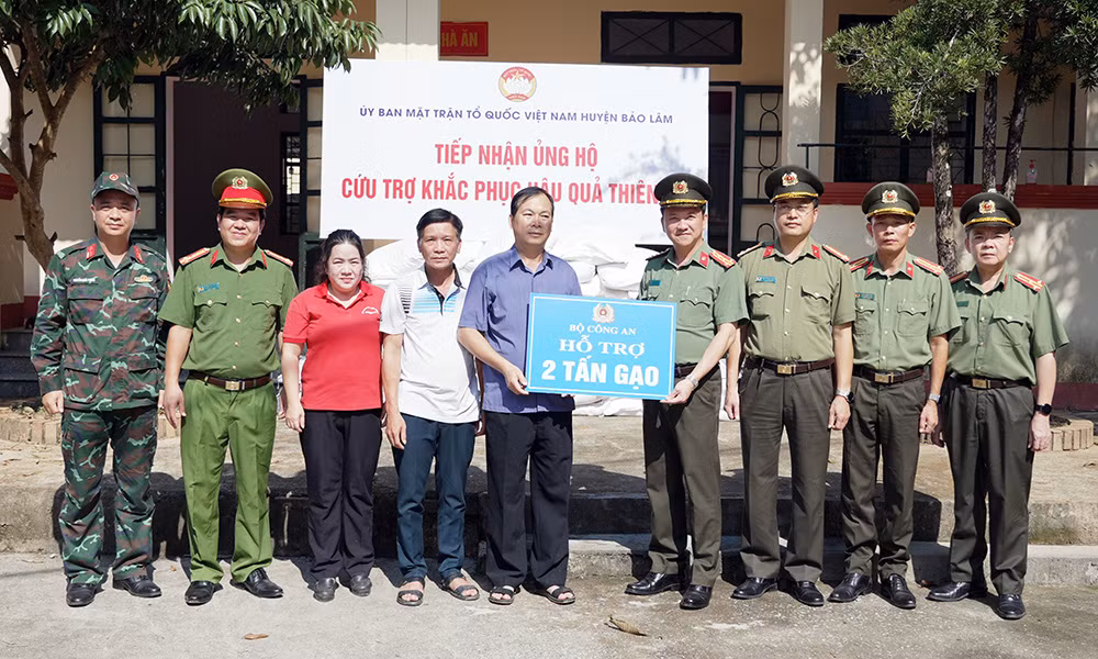 Hỗ trợ 4 tấn gạo của Bộ Công an cho 2&nbsp;huyện&nbsp;bị thiệt hại sau bão số 3 -0