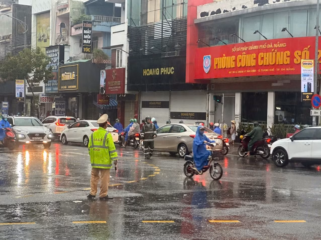 Mưa lớn gây ngập nhiều đoạn đường, khu vực dân cư tại Đà Nẵng -1