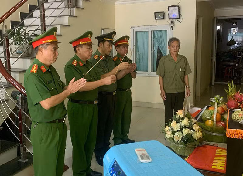 Công an tỉnh Hưng Yên thăm hỏi, động viên thân nhân liệt sỹ Công an hy sinh trong bão số 3 -0