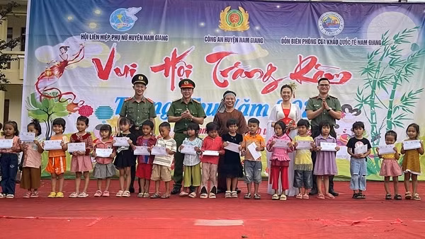 Mang Tết Trung thu đến với trẻ em vùng biên giới ở Quảng Nam