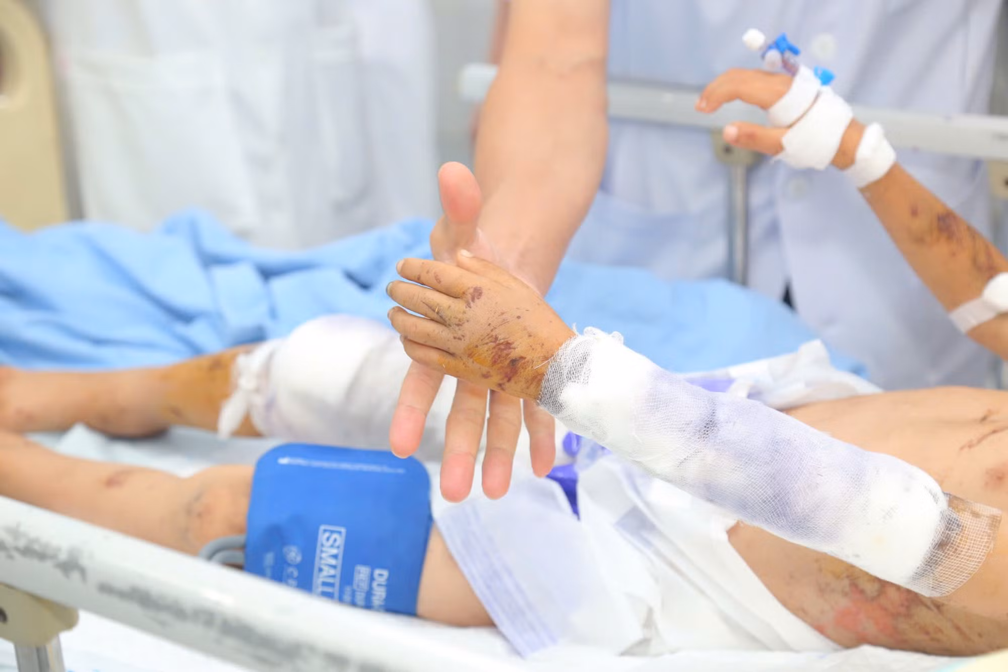 Chuyên gia đầu ngành Bệnh viện Việt Đức thăm khám cho bệnh nhân trong vụ sạt lở ở Lào Cai -0