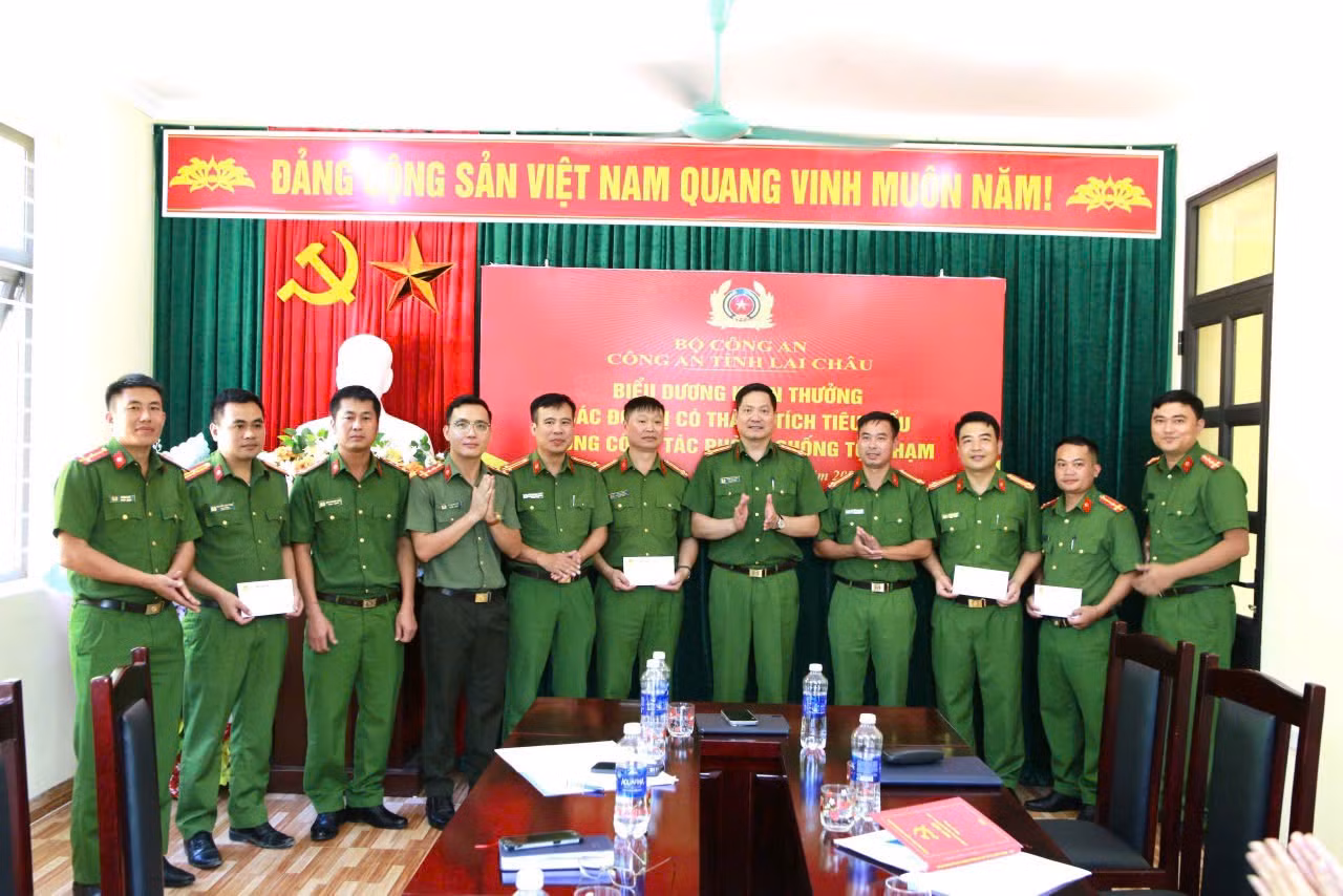 Khen thưởng Công an xã bắt hai đối tượng thu 6 bánh ma túy -0
