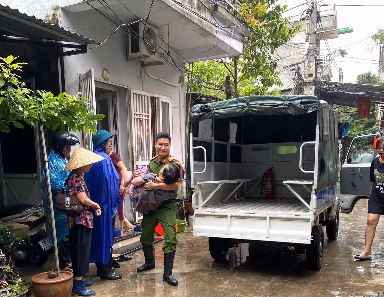 Hà Nội căng mình sau siêu bão -0