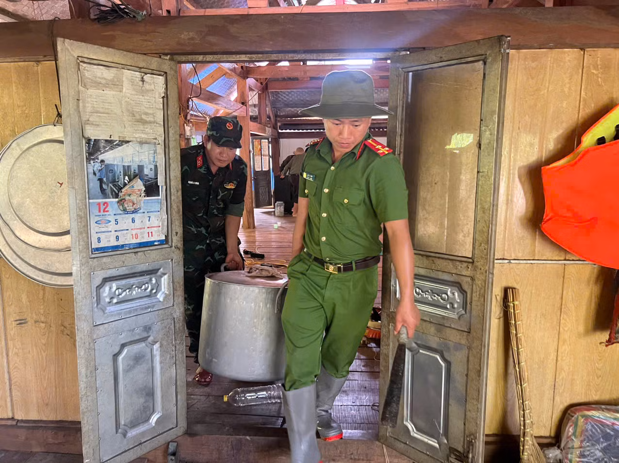 Xuất hiện vết nứt lớn ở Sơn La, hơn 200 người dân được di dời -1