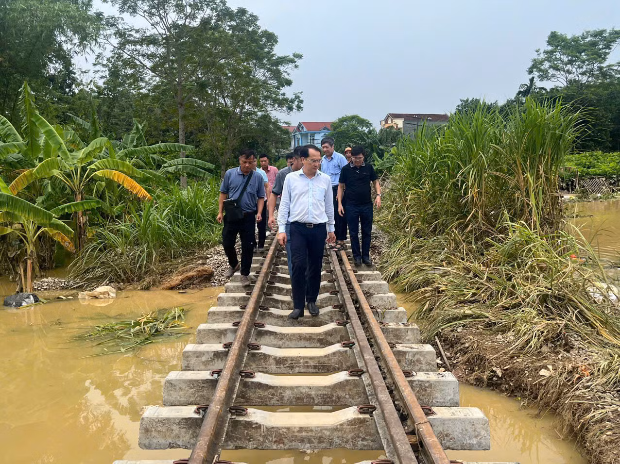 Đường sắt Hà Nội- Lào Cai vẫn tê liệt vì còn hơn 45 điểm sạt lở -0