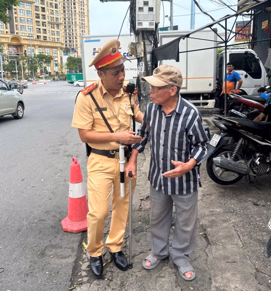 Việc tốt làm ấm lòng dân trong những ngày mưa lũ -0