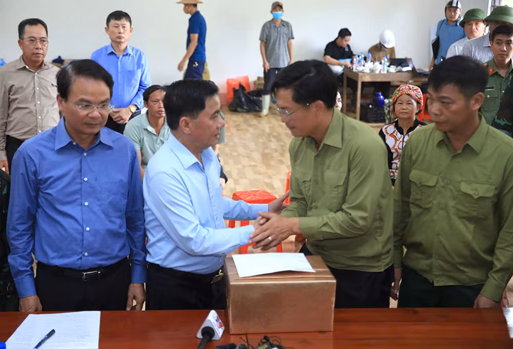 Chủ nhiệm Uỷ ban Kiểm tra&nbsp;Trung ương&nbsp;đến hiện trường vụ lũ quét ở Làng Nủ -0