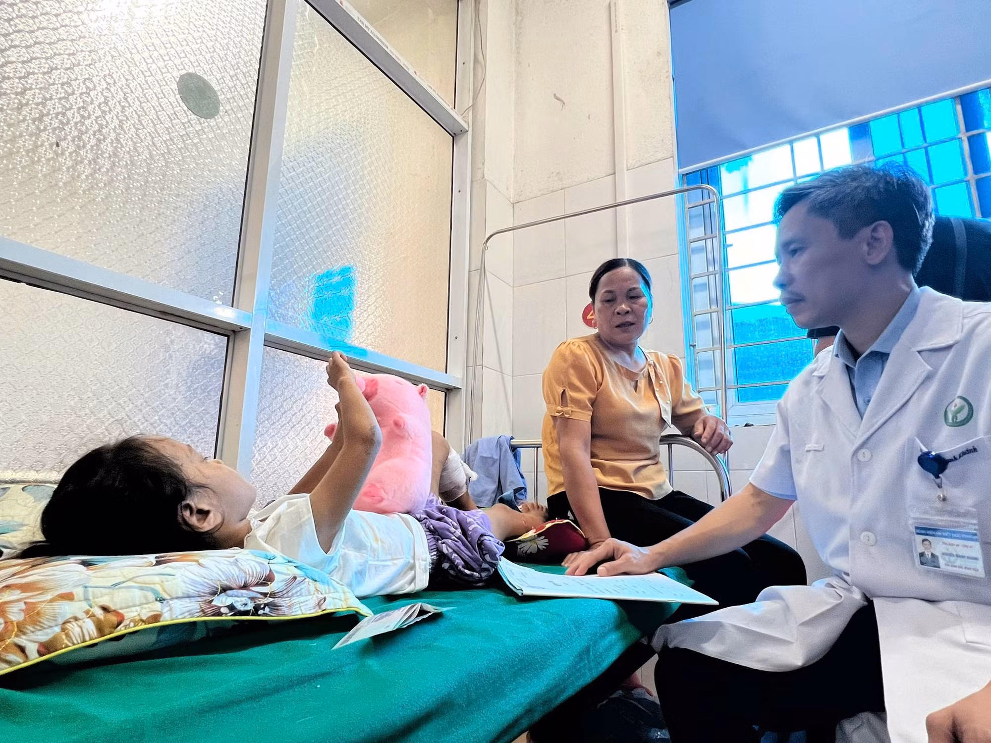 Chuyên gia đầu ngành Bệnh viện Việt Đức thăm khám cho bệnh nhân trong vụ sạt lở ở Lào Cai -0