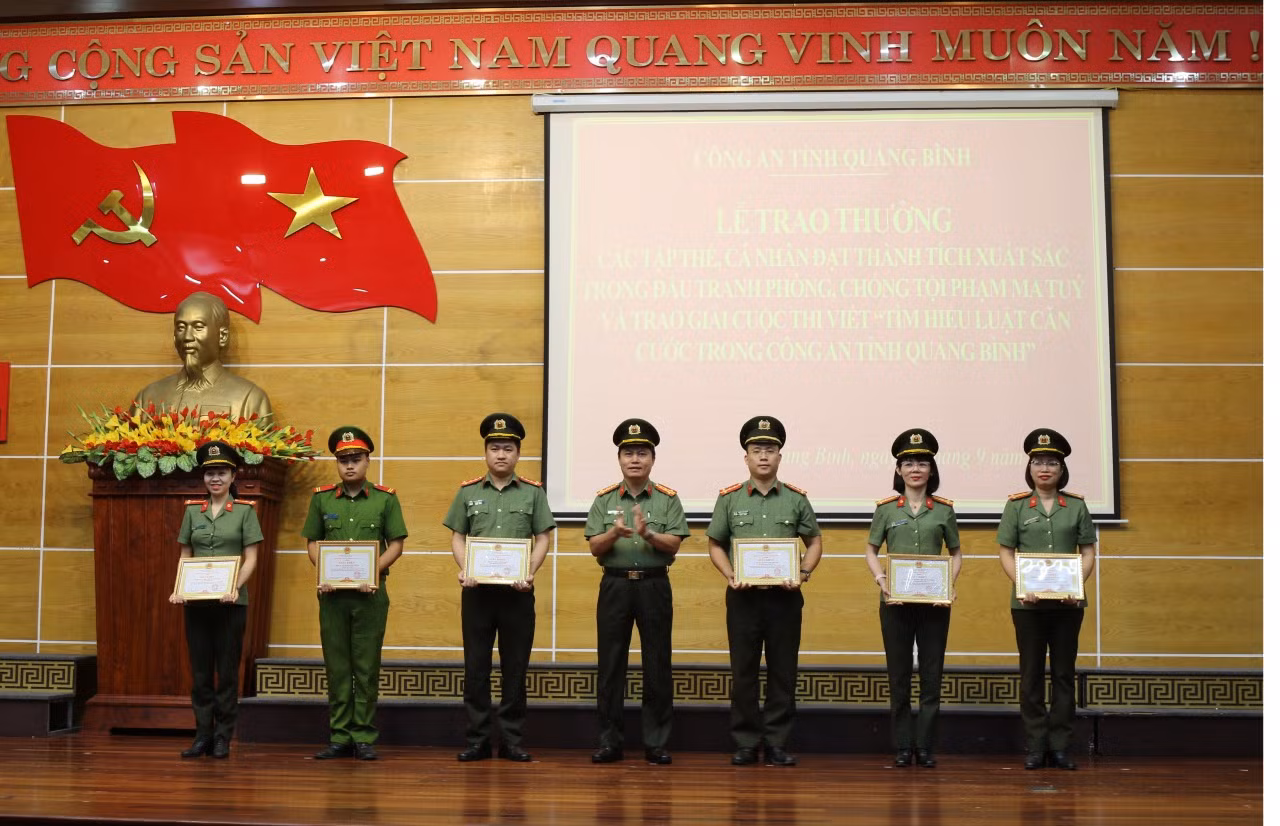 Trao thưởng cho các các tập thể, cá nhân đạt thành tích xuất sắc về phòng, chống tội phạm -0