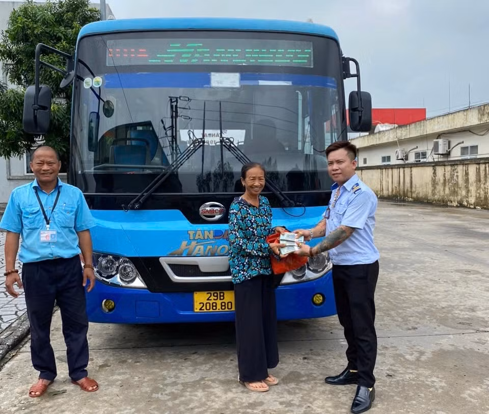 Hà Nội: Khách bỏ quên 150 triệu đồng trên xe buýt -0