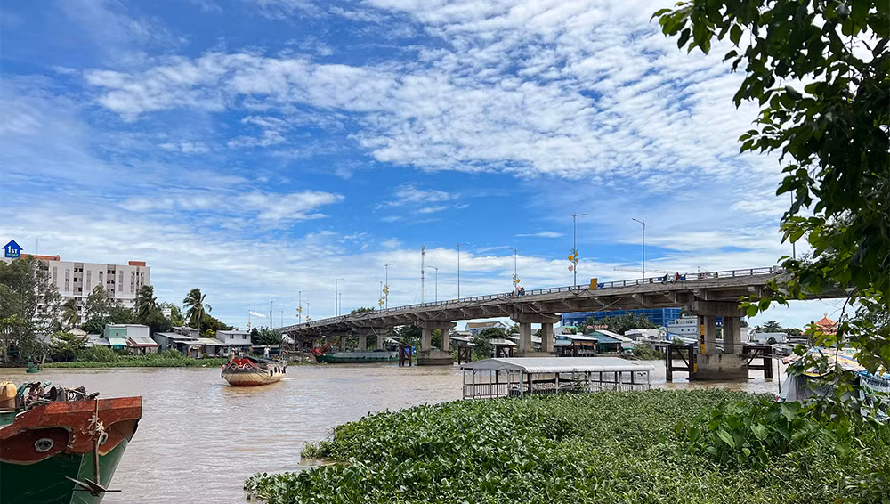 Chở con của bạn gái cũ đi chơi, rồi ném thẳng xuống sông -0