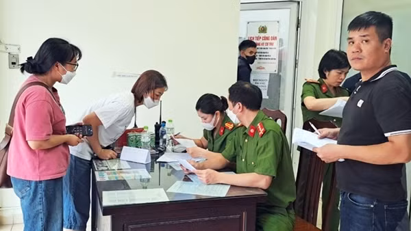 Xót xa ngóng tìm người thân trong vụ cháy chung cư mini