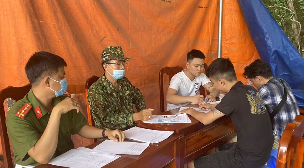 công an tây ninh và bộ đội biên phòng tỉnh hỗ trợ, tiếp nhận các trường hợp lao động tự do mắc bẫy việc nhẹ, lương cao..jpg -0