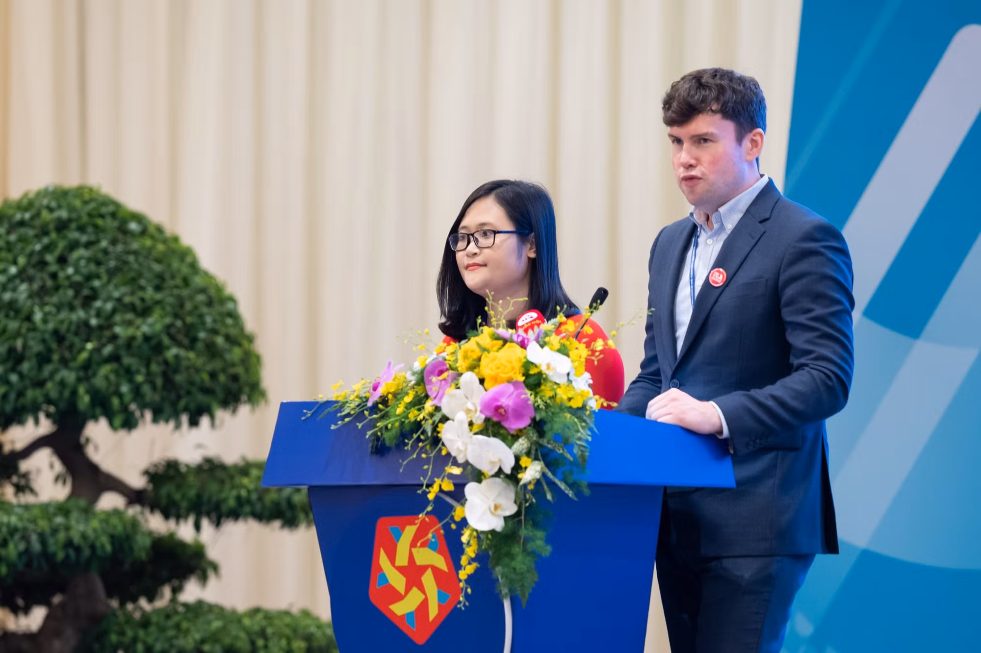 160920230326-dan-carden-+-hà-ánh-phượng.jpg -0
