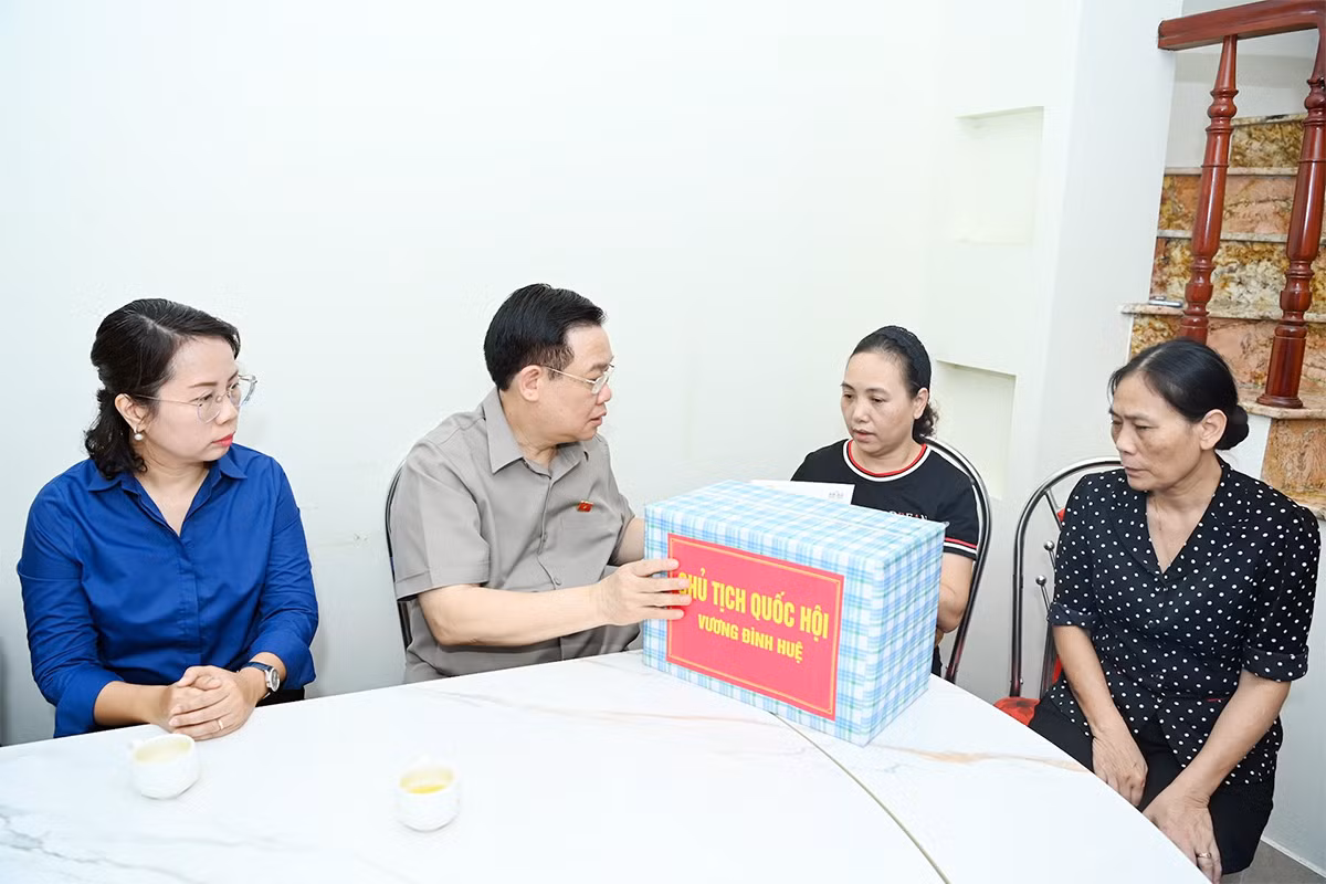 Chủ tịch Quốc hội Vương Đình Huệ thắp hương tưởng niệm các nạn nhân vụ hoả hoạn tại chung cư mi ni -0