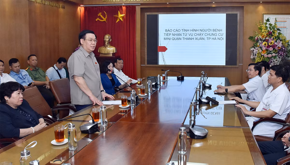 Chủ tịch Quốc hội Vương Đình Huệ thắp hương tưởng niệm các nạn nhân vụ hoả hoạn tại chung cư mi ni -0