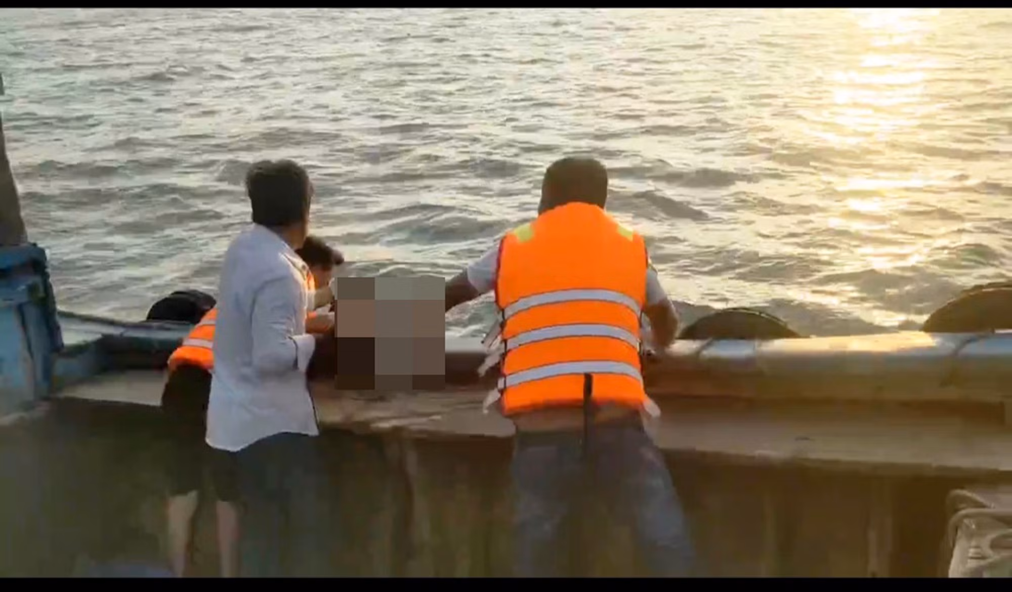 Tìm thấy thi thể nạn nhân bị đuối nước mất tích 2 ngày khi tắm biển -0
