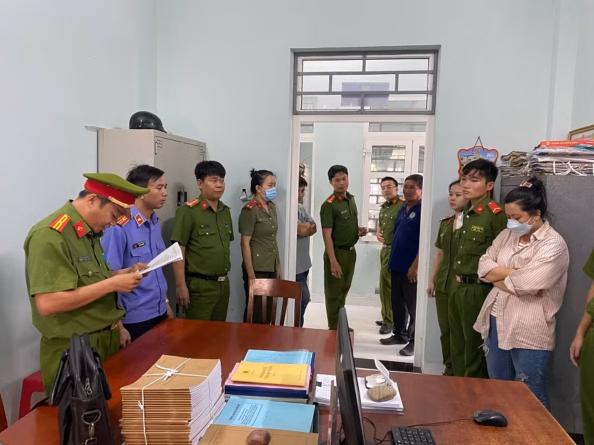 Khởi tố, bắt tạm giam bị can về hành vi mua bán hàng cấm -0