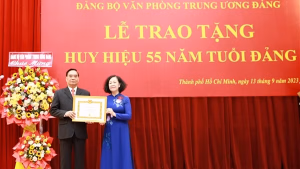 Đại tướng Lê Hồng Anh nhận Huy hiệu 55 năm tuổi Đảng