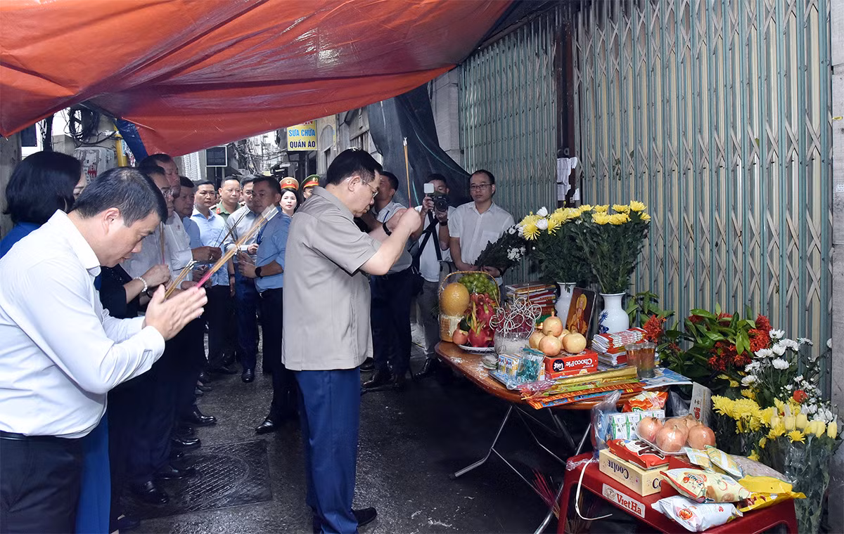 Chủ tịch Quốc hội Vương Đình Huệ thắp hương tưởng niệm các nạn nhân vụ hoả hoạn tại chung cư mi ni -0