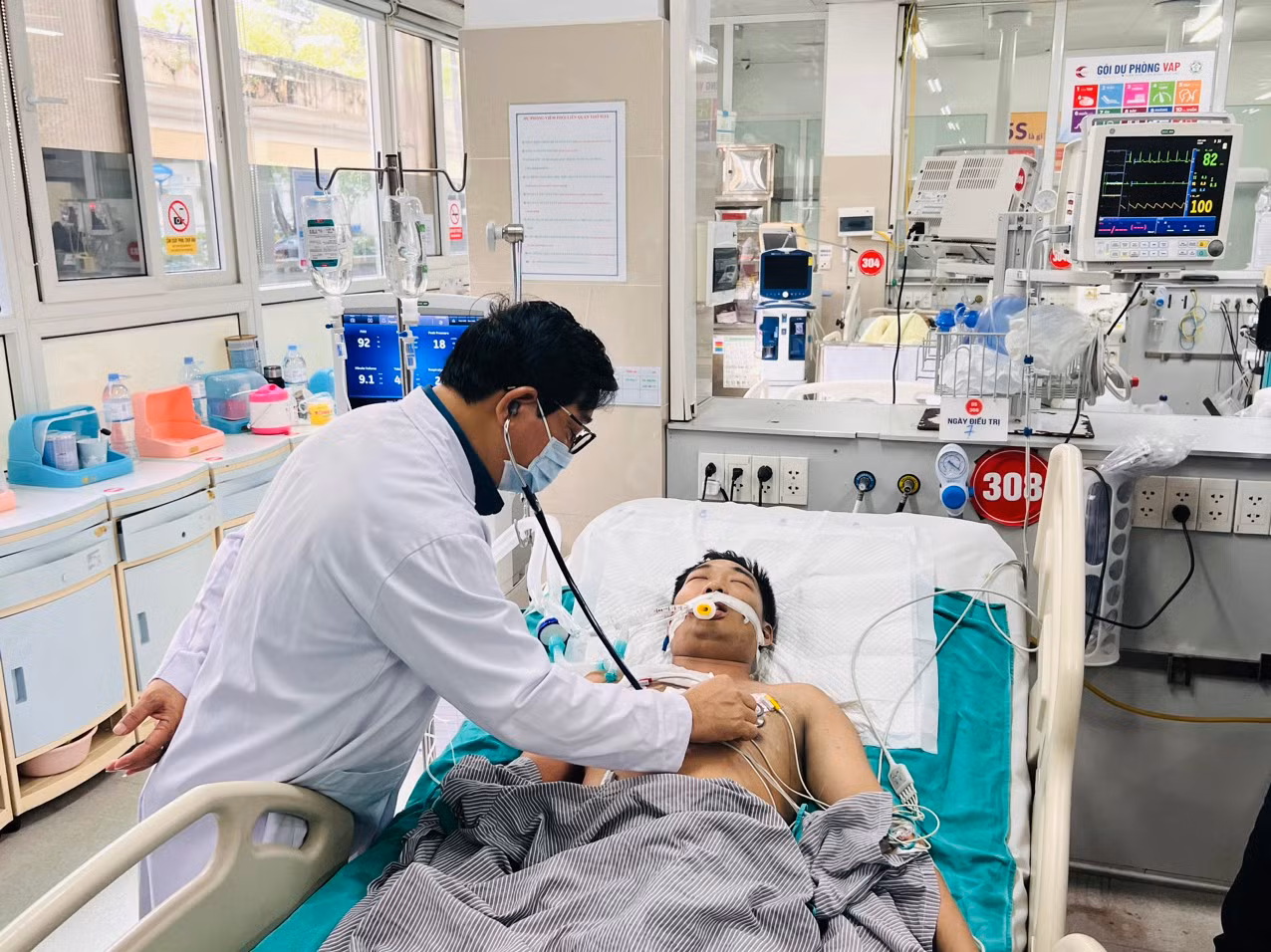Bộ Y tế chỉ đạo thành lập Tổ công tác đặc biệt để cứu chữa bệnh nhân trong vụ cháy chung cư mini -0