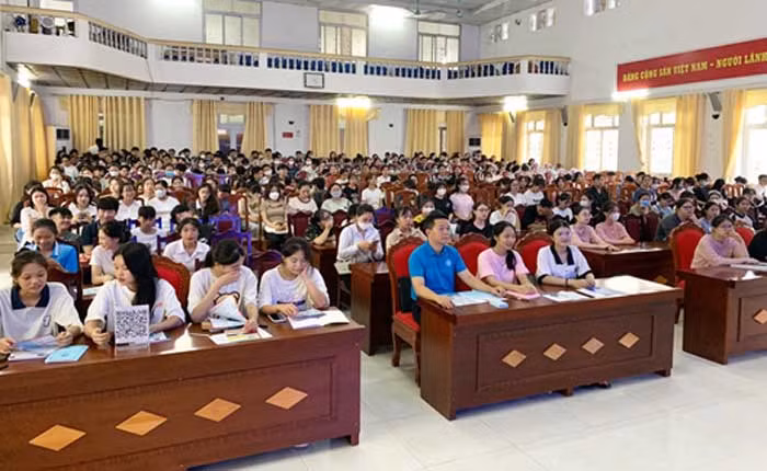 Truyền thông chính sách về bảo hiểm y tế cho gần 1.000 tân học sinh, sinh viê -1
