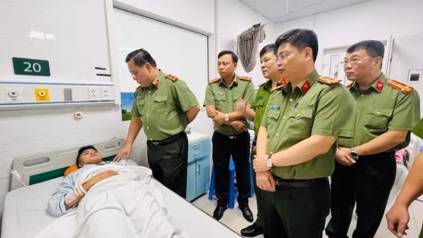 Trung tướng Nguyễn Hải Trung thăm hỏi 5 CBCS bị thương