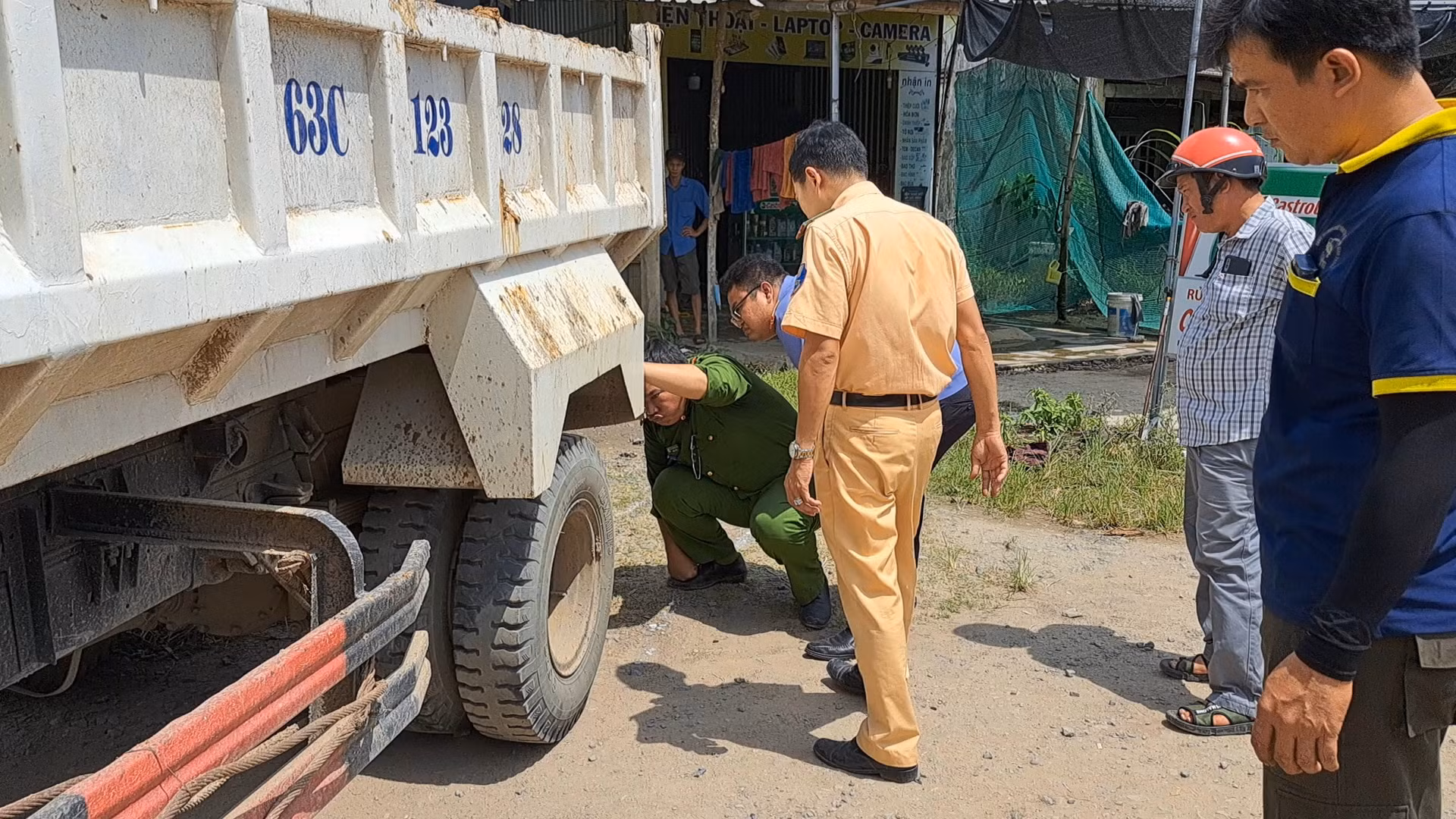 Xe ben lùi, cán người đàn ông mù bán vé số tử vong -0