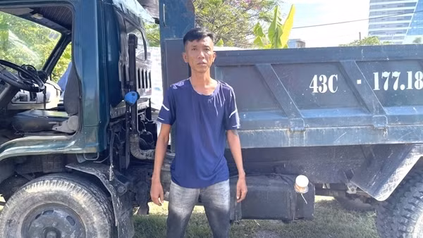 Trộm xe ben, lái đi đổ xăng thì bị bắt