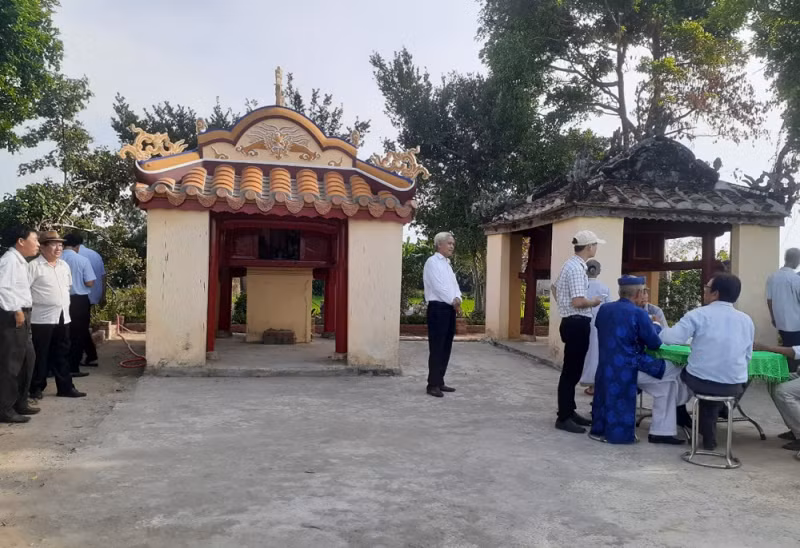 Yêu cầu di dời bức phù điêu tạc vua Quang Trung ra khỏi Miếu Đôi -0