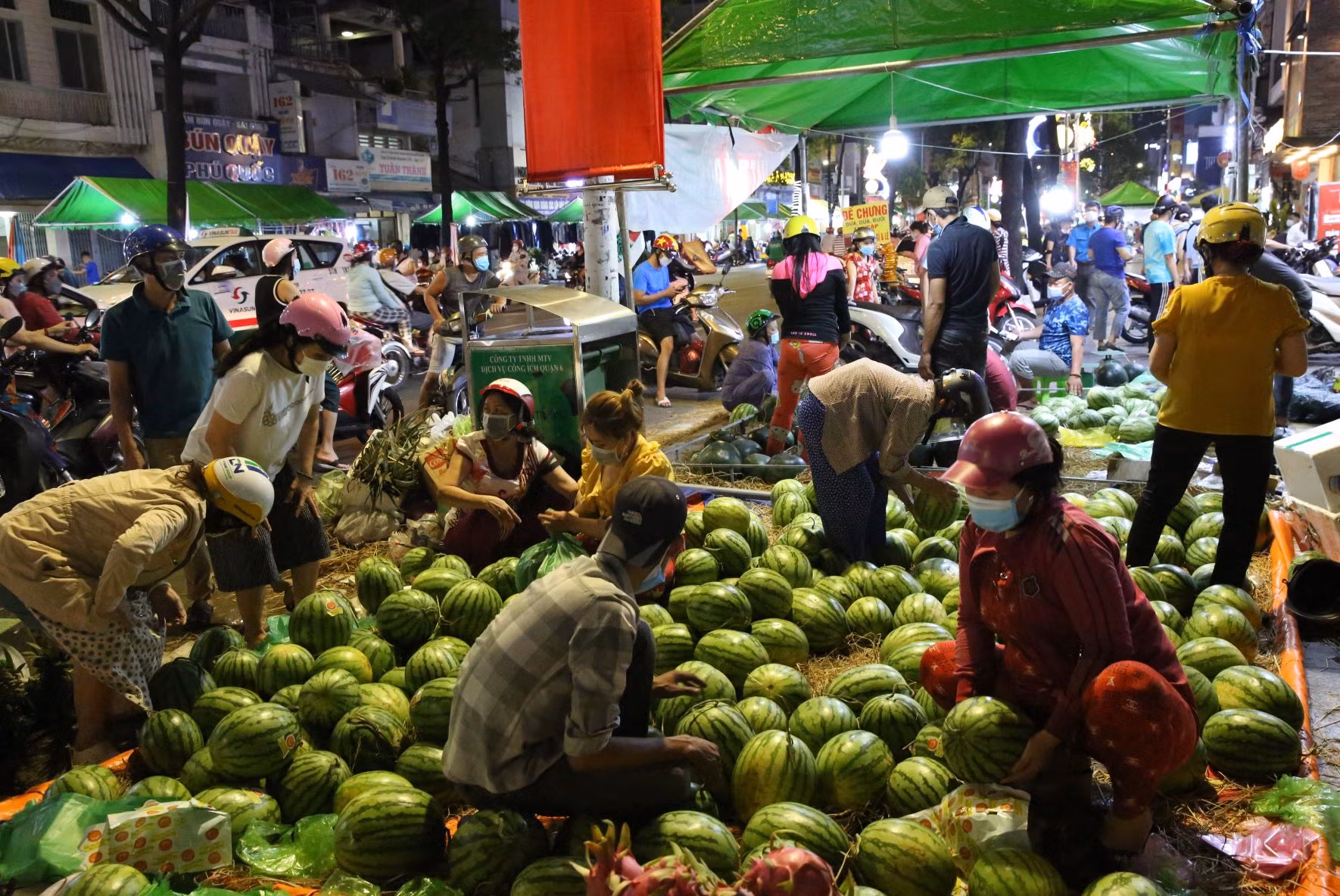 Dưa hấu bất ngờ “cháy hàng”, người chậm chân không dưa chưng Tết -3